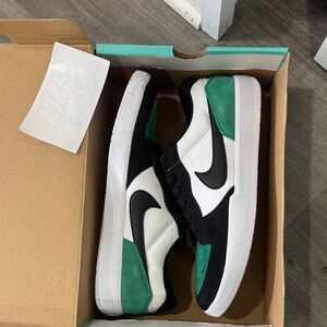 Nike SB Men's Black, White, and Green Sneakers